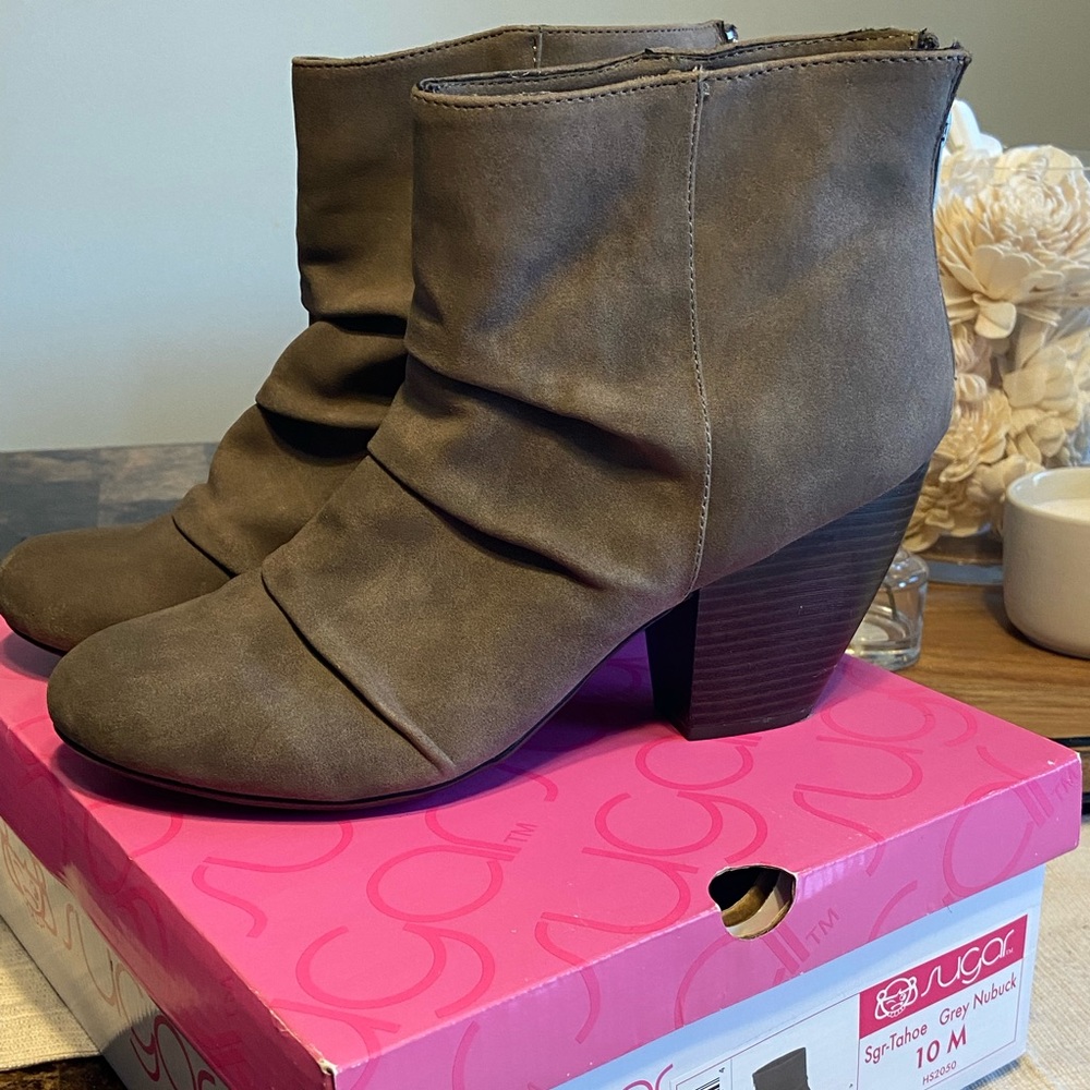 Sugar ankle bootie, grey, size 10